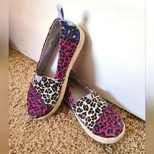 Girls leopard Toms size 1Y